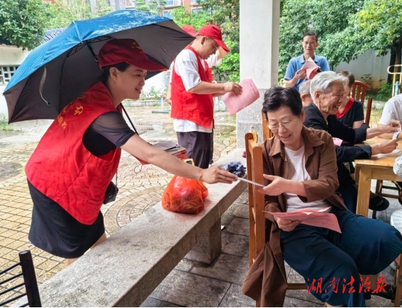 石鼓區(qū)黃沙灣街道轄神渡社區(qū)新時(shí)代文明實(shí)踐站開展“綠色生活，全民行動(dòng)”生態(tài)日宣傳活動(dòng)