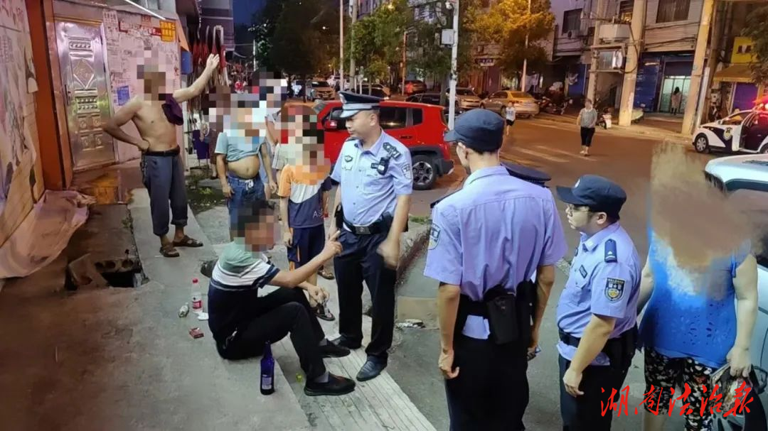 群眾醉酒睡大街 民警送上叫醒服務(wù)