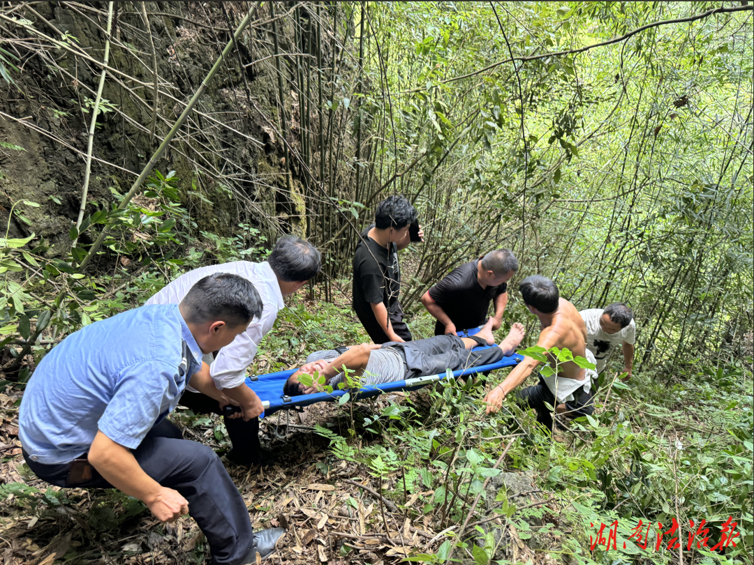 【夏季行動(dòng)·平安守護(hù)】突發(fā)！男子進(jìn)山不慎摔傷！花垣公安“警”急救助群眾顯真情