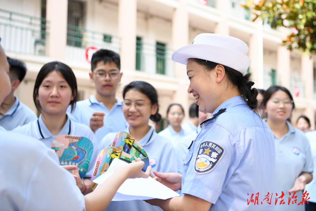 婁底公安交警給軍訓(xùn)新生不一樣的交通安全學(xué)習(xí)體驗