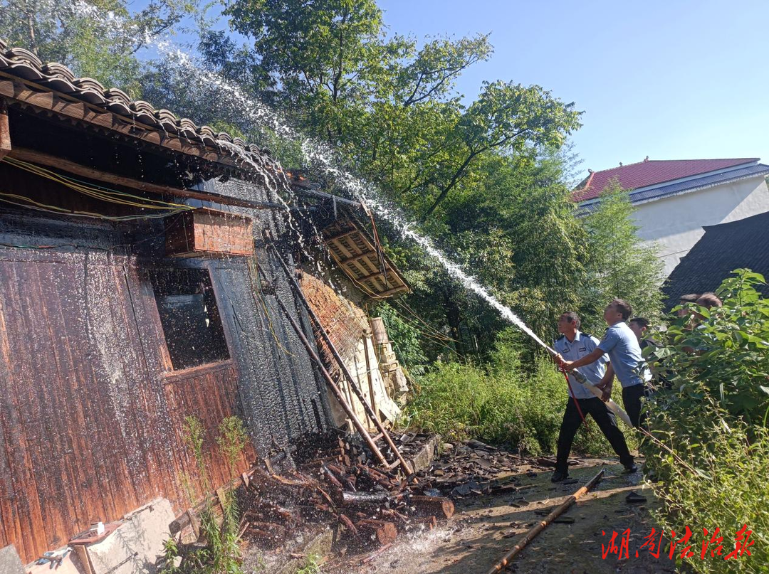 【夏季行動】電線老化引火情 ，民警化身救火戰(zhàn)士