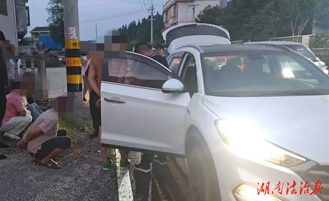 永定警方夜襲“林中賭場(chǎng)”，15人被抓