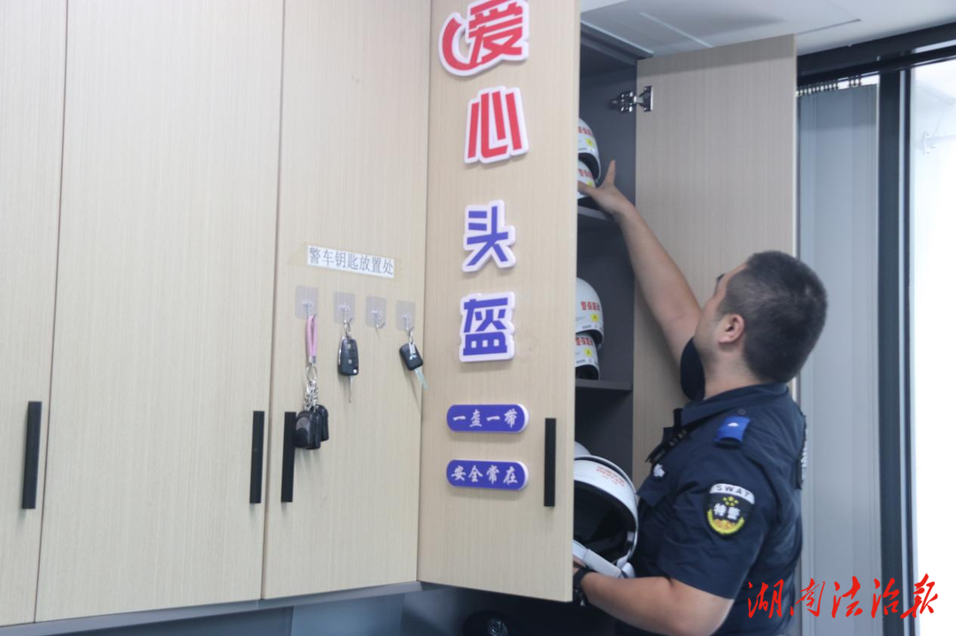 吉首交警設(shè)立“愛(ài)心頭盔共享驛站” 讓騎行更安全