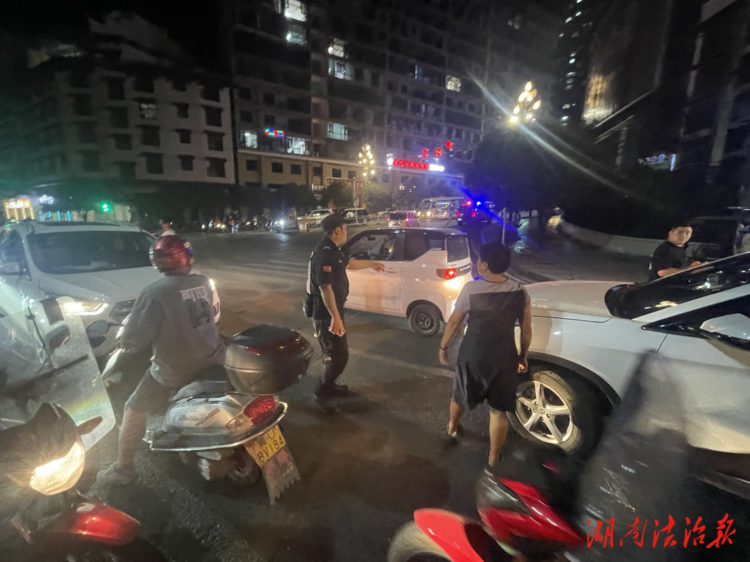 巡邏“偶遇”交通事故，巡特警隊員妥善處置