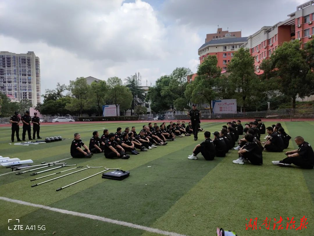 練精兵 保安全——雙峰縣公安局巡特警大隊組織學(xué)校、醫(yī)院安保人員開展反恐防暴技能培訓(xùn)