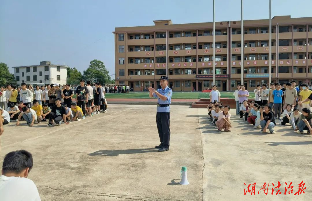 警校共建 橫板橋派出所對(duì)轄區(qū)中學(xué)生集中隊(duì)列訓(xùn)練