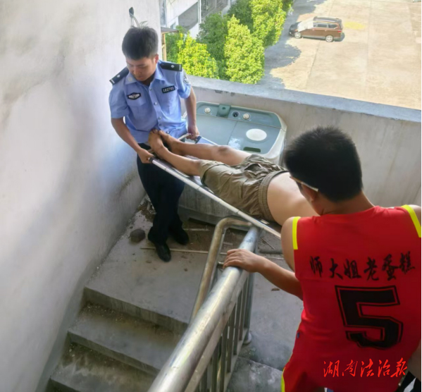 永順公安幫助一名疾病發(fā)作老人就醫(yī)，彰顯警民情深