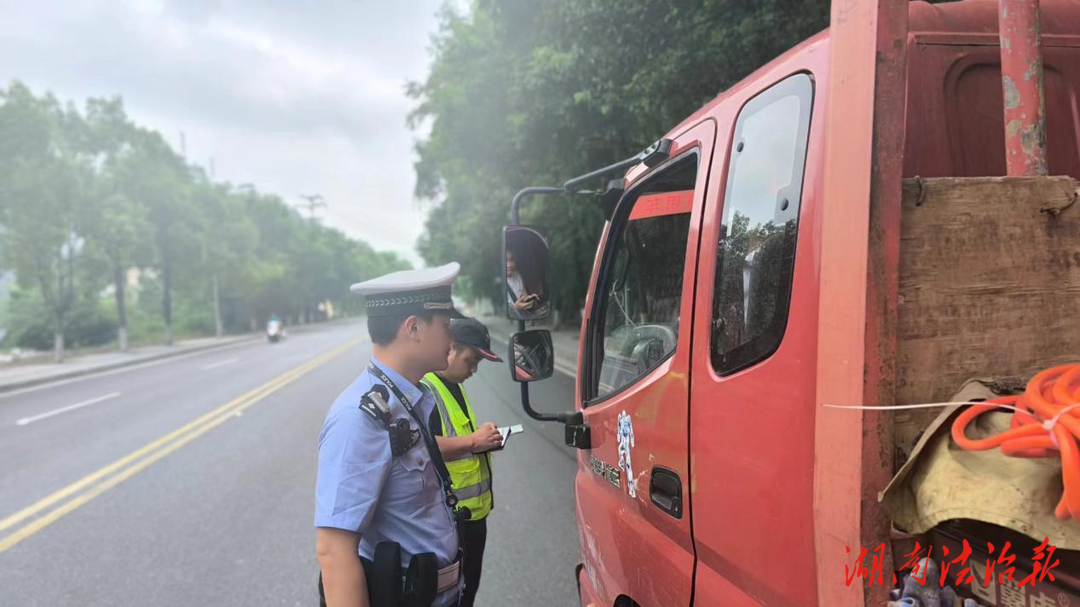 吉首交警聯(lián)合環(huán)保局開展機(jī)動車尾氣排放檢查行動