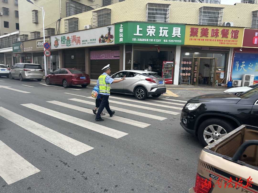 團(tuán)圓路上?安全第一  岳陽縣交警積極應(yīng)對中秋出行高峰