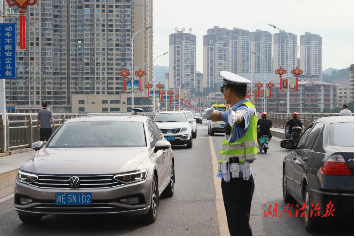 “警”色護平安 中秋月更圓