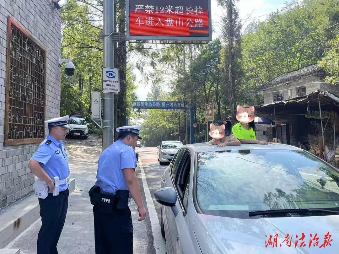 警示：行車時小孩伸出天窗“看風(fēng)景”，危險又違法！