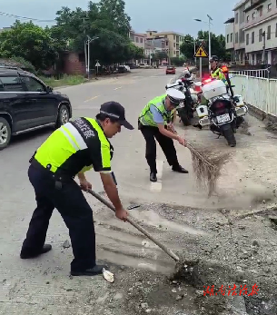 道縣：泥土拋灑路面 交警及時清理