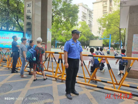 石鼓區(qū)人民街道城管大隊(duì)開展校園周邊市容市貌專項(xiàng)整治行動