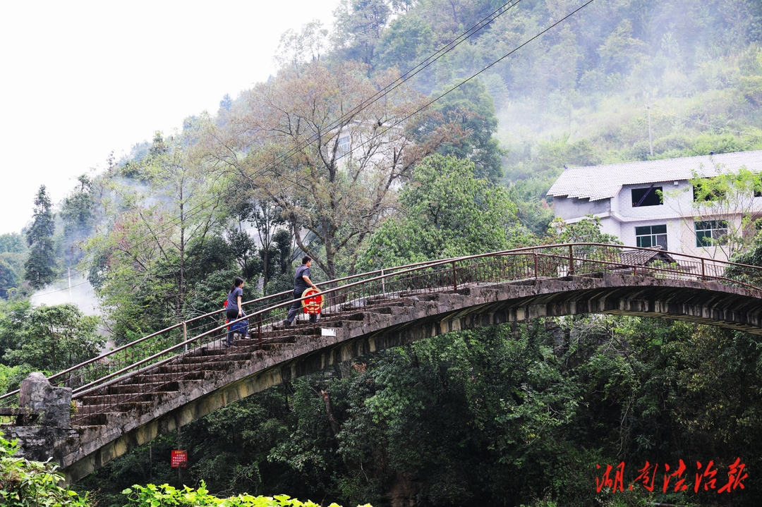 楓橋經(jīng)驗丨鳳凰法院：巡回法庭進(jìn)鄉(xiāng)村，共繪法治好“楓”景