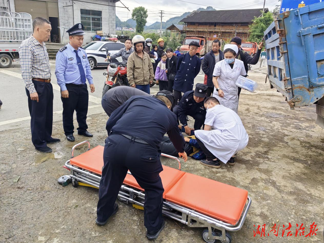 【國慶我在崗】好險！群眾暈倒在路邊，民警及時救助