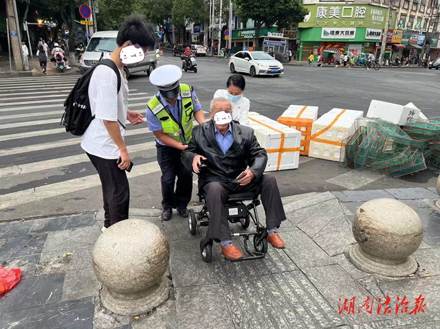 道縣：七旬老人坐輪椅陷入車(chē)流 交警推移助其解困