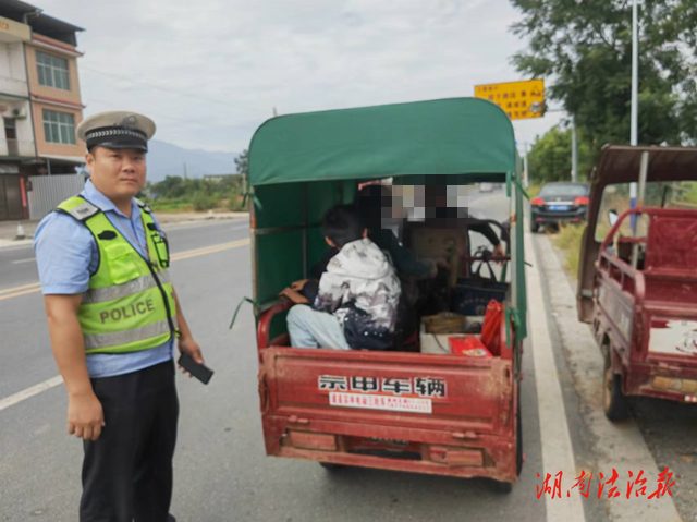 道縣：三輪車(chē)載2人趕集 交警緊急叫停