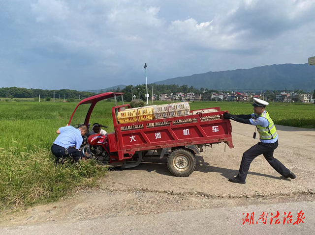 道縣：三輪摩托車(chē)不慎掉坡下 交警化身“抬車(chē)俠”