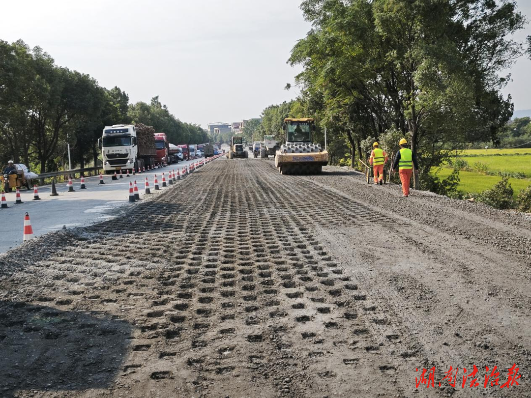 道縣公路：國(guó)慶假期大奮戰(zhàn) 大修工程不停歇