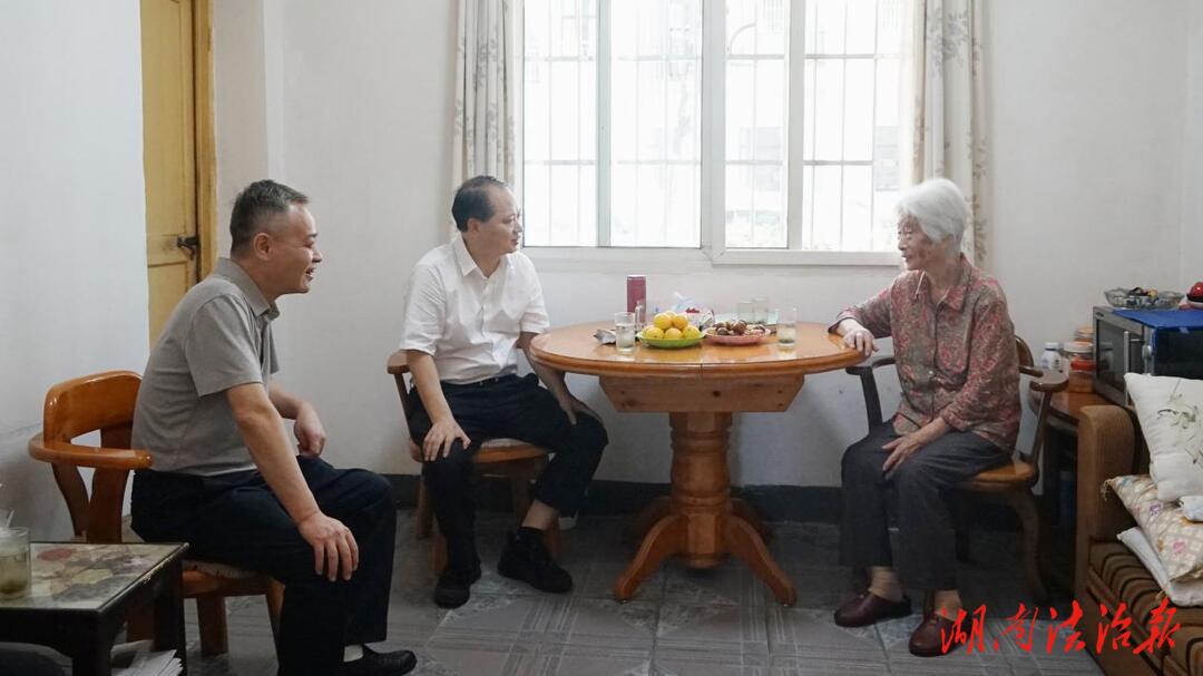 谷國文節(jié)前看望慰問離休老干部