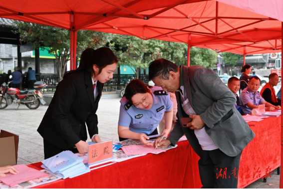 南岳區(qū)人民法院開展平安建設(shè)民調(diào)集中宣傳活動