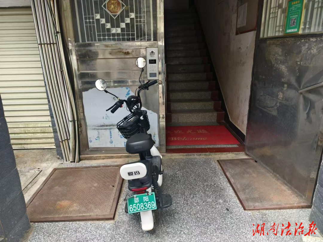 邵陽城步：一居民因違規(guī)停放電動自行車堵塞疏散通道被罰