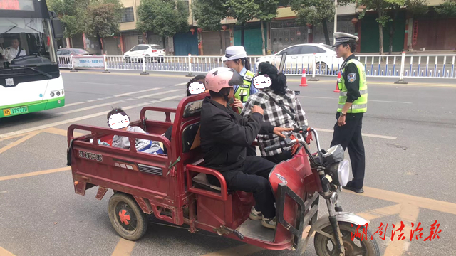 道縣：三輪車載人違法又危險 交警查處除隱患