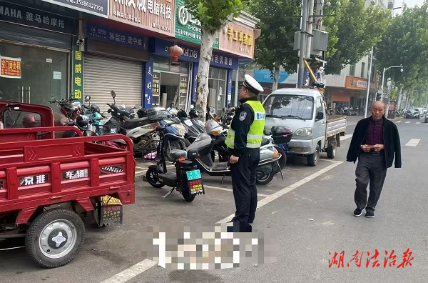 安鄉(xiāng)：店外店以車占位  速出警還路于民