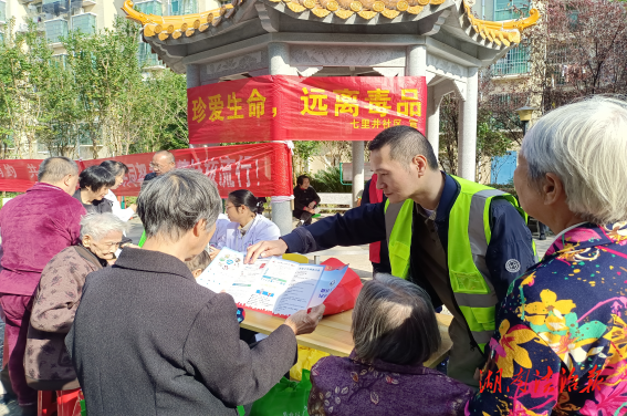 合江街道七里井社區(qū)禁毒宣傳進(jìn)家園，共筑健康生活防線