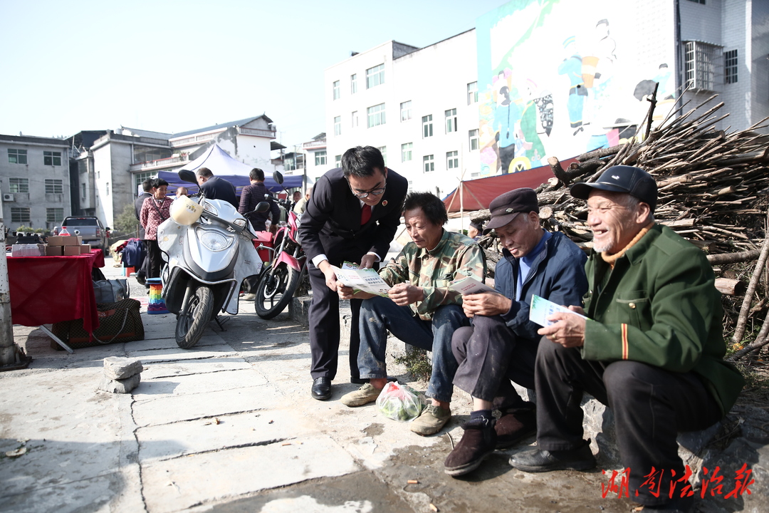 【檢護(hù)民生】法治宣傳進(jìn)鄉(xiāng)村 反對家暴促和諧——鳳凰縣檢察院開展法治宣傳活動