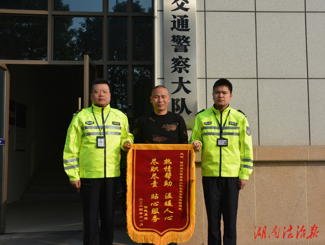 貨車發(fā)生側(cè)翻 西洞庭交警及時救援