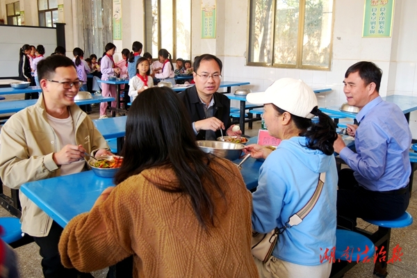 鄧述榮調(diào)研督導(dǎo)“校園餐”食品安全工作