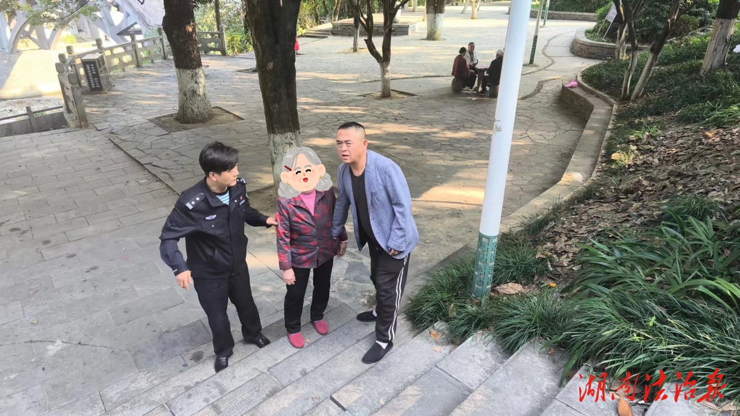 八旬老人迷路忘歸途 交警暖心護(hù)送其回家