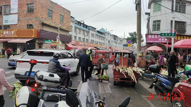 道縣交警常態(tài)化整治農(nóng)貿(mào)市場(chǎng)周邊交通秩序