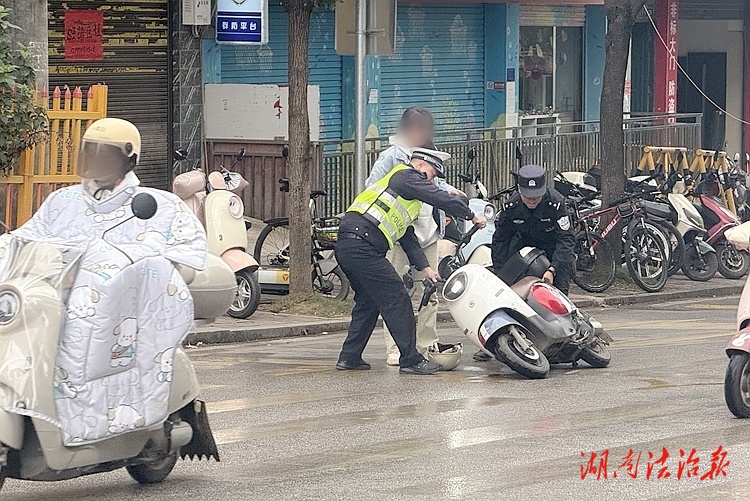 女子騎電動車摔倒 新田民警暖心救助