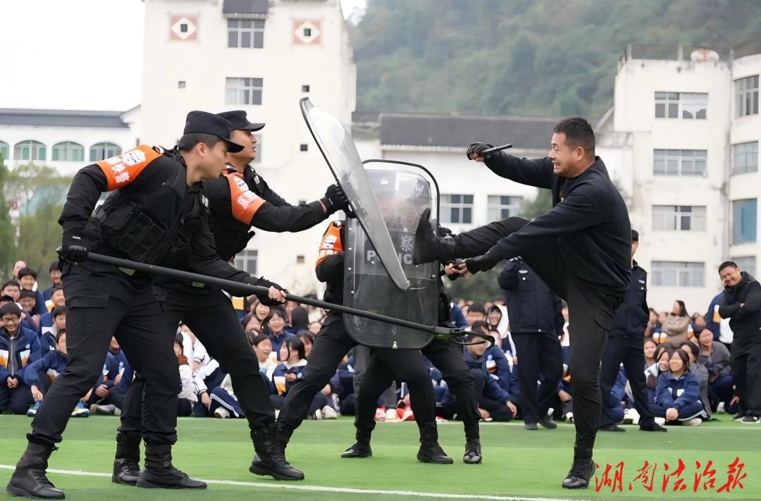 以“演”促防，臨“暴”不亂——武陵源公安開(kāi)展校園反恐防暴應(yīng)急演練活動(dòng)