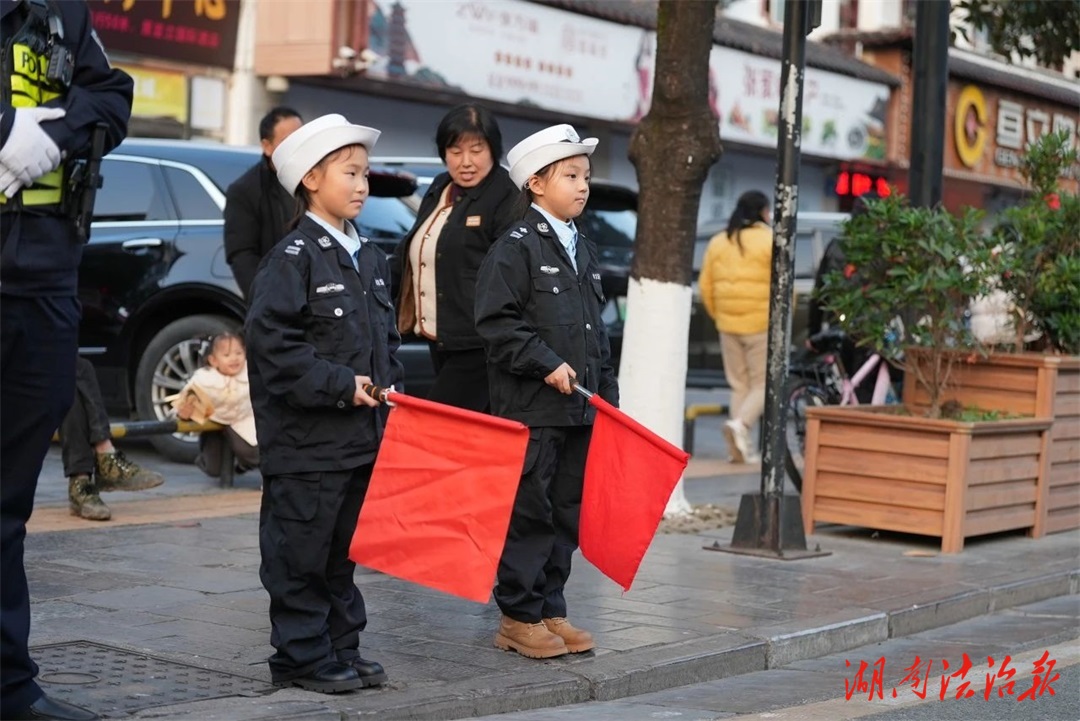 萌娃化身“小交警”  文明勸導話安全