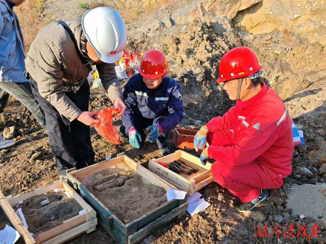 邵東集中銷毀一批廢舊炮彈