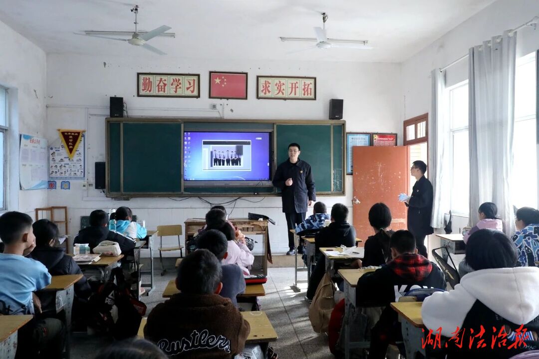 時(shí)刻在“憲”  鼎城檢察深入校園開展“憲法宣傳周”系列行動(dòng)