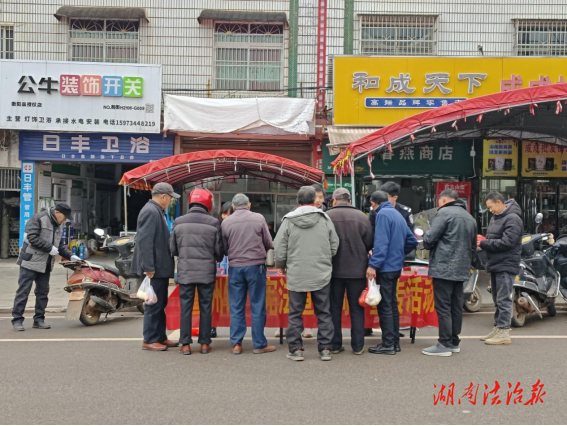 弘揚(yáng)憲法精神，推進(jìn)依法治鎮(zhèn)