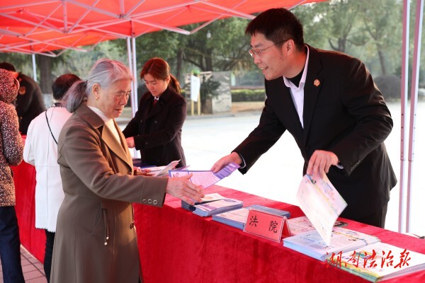 祁陽(yáng)市法院開(kāi)展“12·4”國(guó)家憲法日集中普法宣傳活動(dòng)