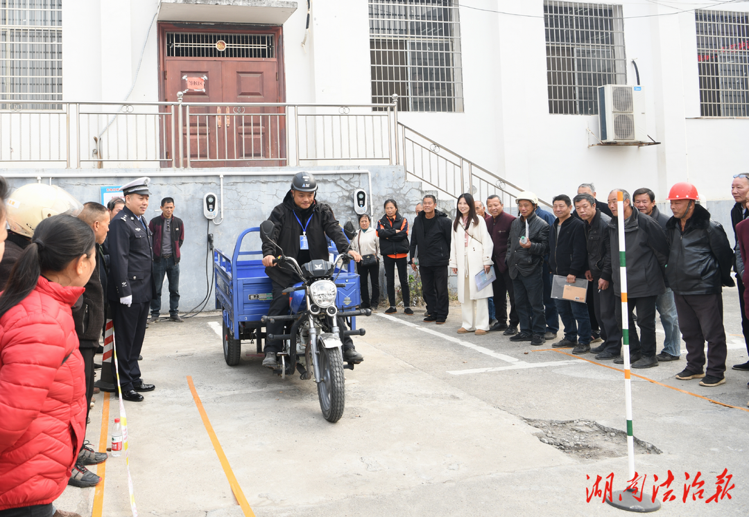 駕考“零”距離！婁底公安交警開展“送考下鄉(xiāng)”便民服務(wù)活動(dòng)