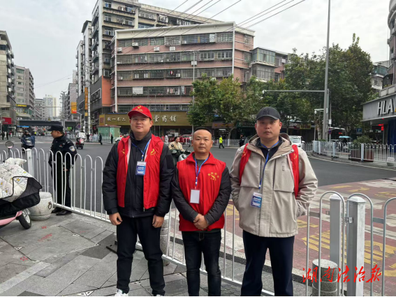 石鼓區(qū)合江街道“榮耀衡州”退役軍人志愿服務隊助力衡陽市馬拉松比賽