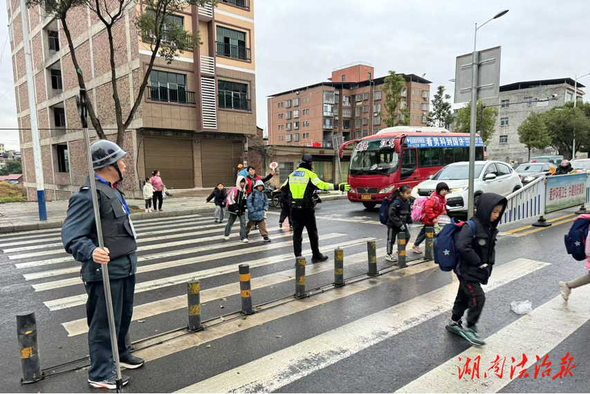 道縣交警常態(tài)化護學保安全