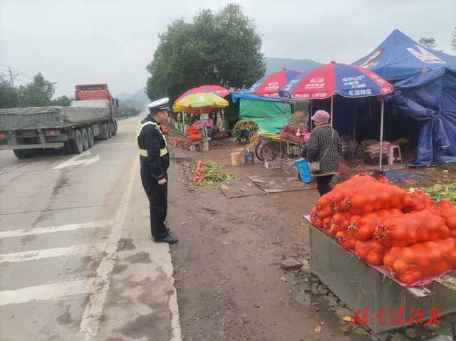 道縣：國道旁售賣農(nóng)產(chǎn)品存隱患 交警勸離保安全