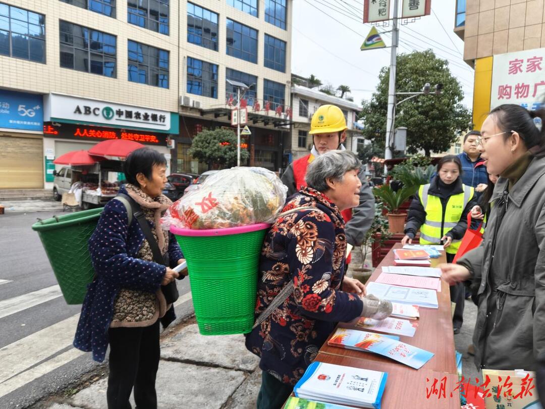 保靖縣復(fù)興鎮(zhèn)：普法趕集日，平安入人心