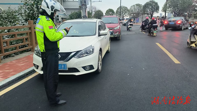 道縣交警常態(tài)治理街面車輛違停行為