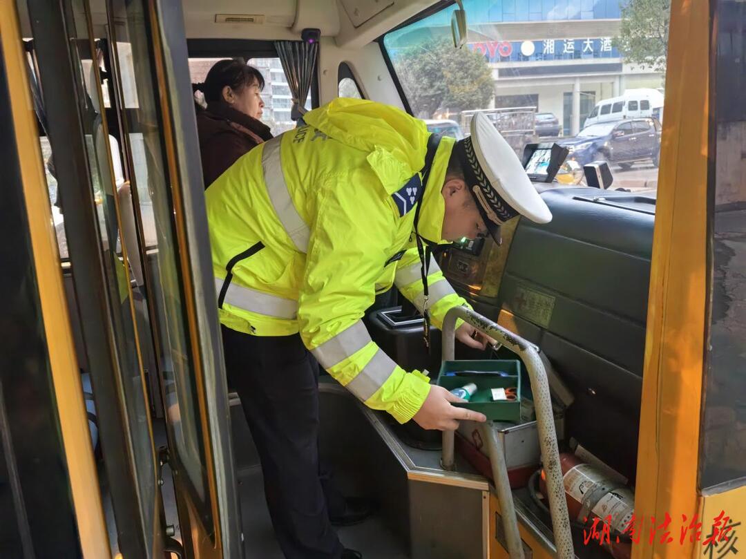 吉首交警：聯(lián)合開展巡查整治  嚴(yán)把校車“體檢關(guān)”