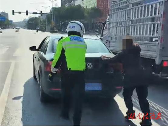 ?道縣：小車路故障熄火 交警推車解民憂