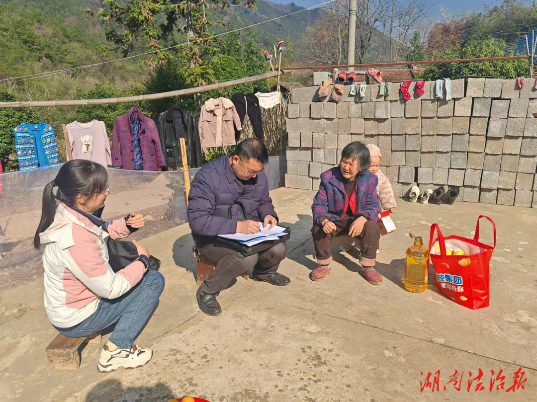 懷化市生態(tài)環(huán)境局鶴城分局赴定點幫扶村走訪慰問聯(lián)系戶